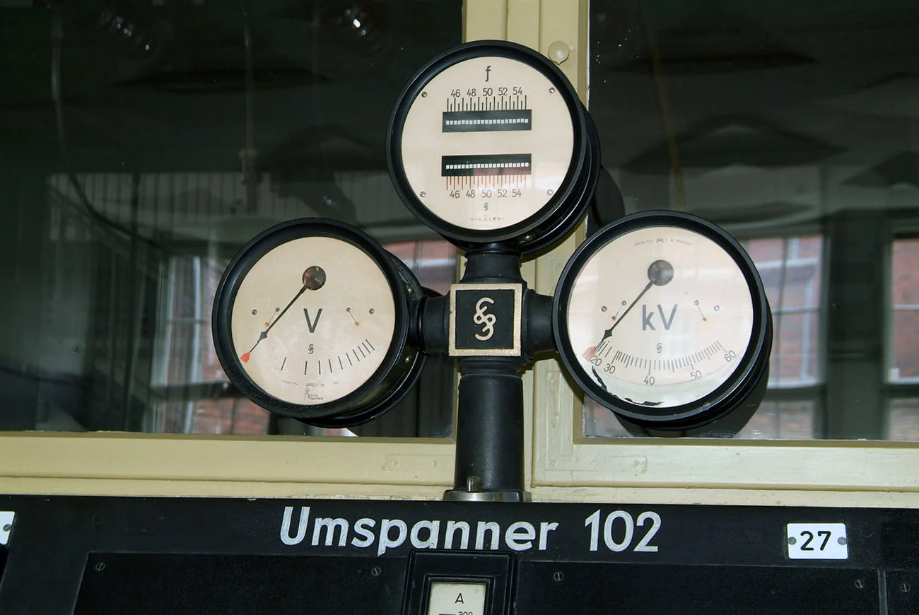 Historische Instrumente in einer Technik-Anlage